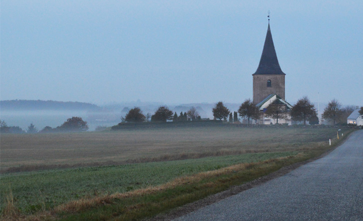 Den middelalderlige landsbykirke: Arkitektur, perspektiver og transformation